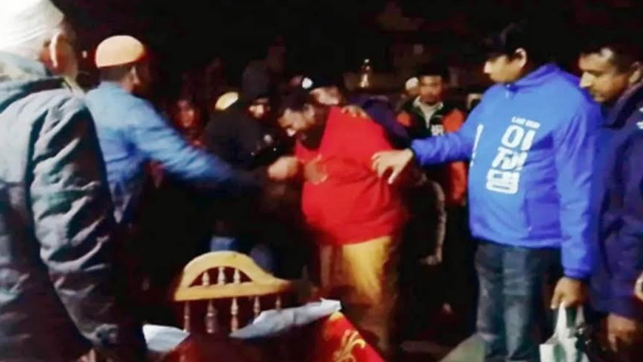 হাতে হাতকড়া নিয়েই বাবার জানাজায় যুবলীগ নেতা